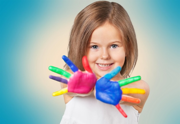 kleines Mädchen mit bunt bemalten Händen