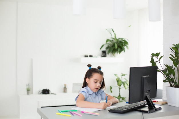 Kleines Mädchen mit Computerkonzept, Online-Fernunterricht