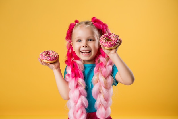 kleines Mädchen mit Donuts