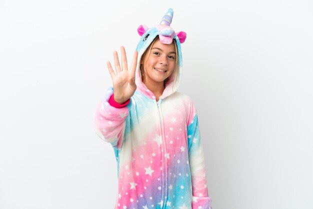 Kleines Mädchen mit Einhorn-Pyjama isoliert auf weißem Hintergrund glücklich und vier mit den Fingern zählend
