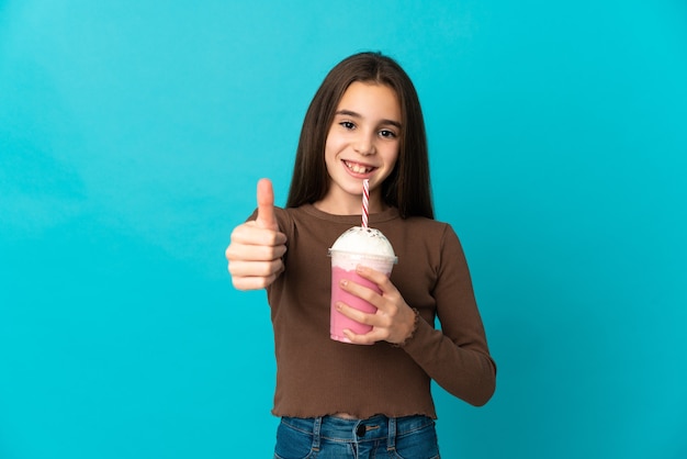 Kleines Mädchen mit Erdbeermilchshake lokalisiert