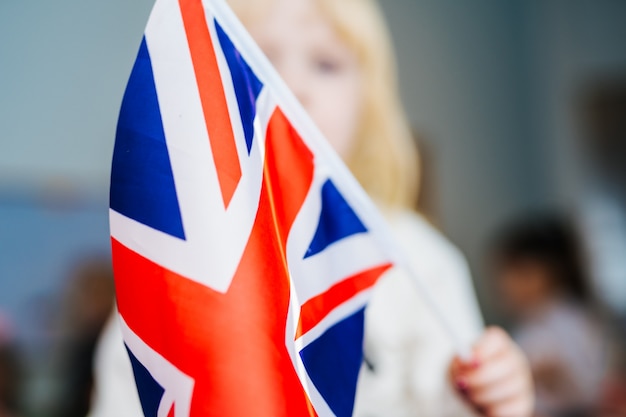 Foto kleines mädchen mit flagge des vereinigten königreichs