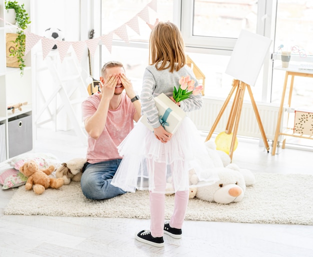 Kleines Mädchen mit Geschenk für Vater