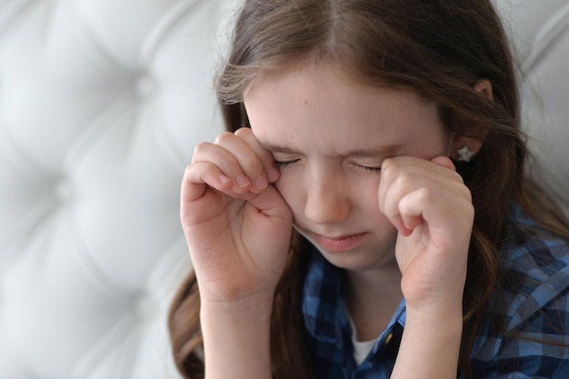 Kleines Mädchen mit geschlossenen Augen weint