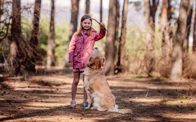 Kleines Mädchen mit Golden Retriever Hund