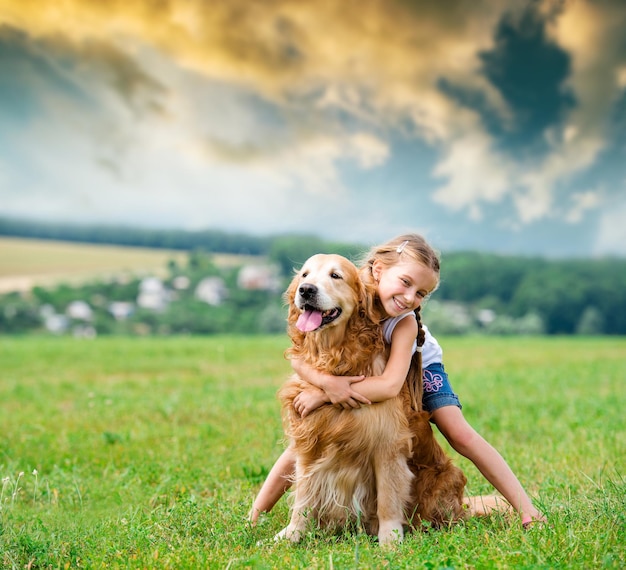 Kleines Mädchen mit goldenem Apportierhund