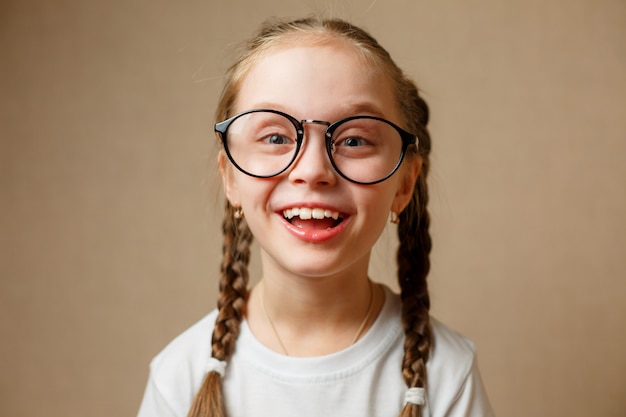 Kleines Mädchen mit großer Brille