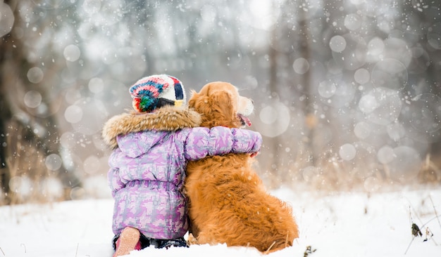 Kleines Mädchen mit Hund