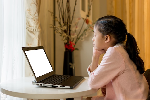 kleines Mädchen mit Laptop-Computer