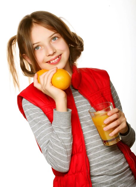 Foto kleines mädchen mit orangen und saft