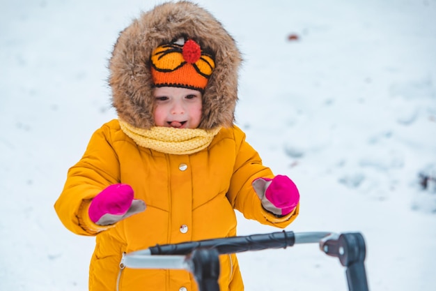 Kleines Mädchen mit Pferdeschlitten am verschneiten Wintertag