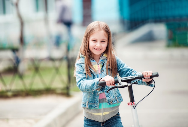 Foto kleines mädchen mit roller