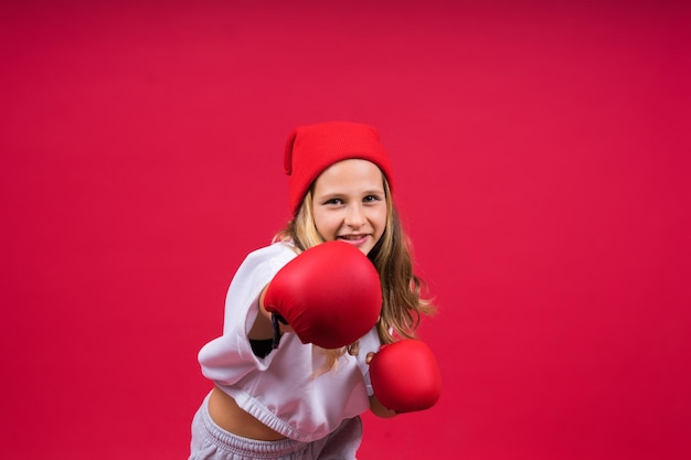 Kleines Mädchen mit roten Boxhandschuhen Studioaufnahme Sportkonzept