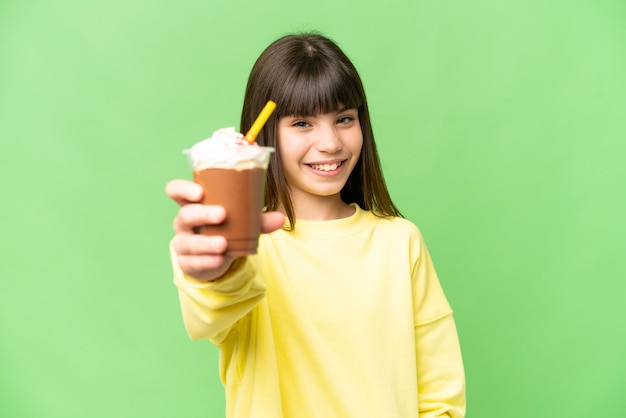 Kleines Mädchen mit Schokoladencreme über isoliertem Chroma-Key-Hintergrund mit fröhlichem Ausdruck