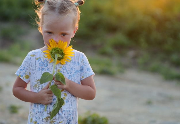 kleines Mädchen mit Sonnenblume