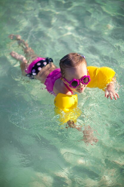 Foto kleines mädchen mit tauchen im meer in schönen sonnenbrillen