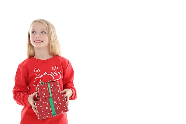 Kleines Mädchen mit Weihnachtsboxen auf weißem Hintergrund