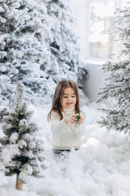 Kleines Mädchen mit Weihnachtsgeschenk