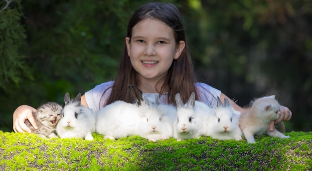 kleines Mädchen mit weißen Kaninchen