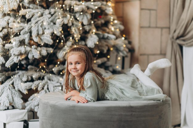 Kleines Mädchen nahe Weihnachtsbaum