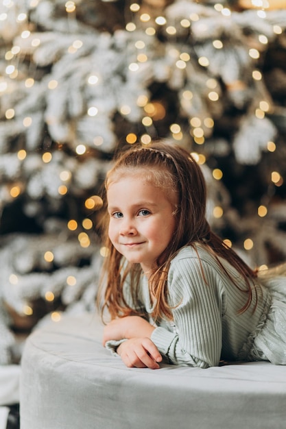 Kleines Mädchen nahe Weihnachtsbaum