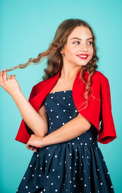 Kleines Mädchen-Outfit im Vintage-Stil. Retro-Kind. Aufstieg der Vintage-Mode. Die Popularität von Vintage wurde auch mit einer veränderten Einstellung der Verbraucher zum Tragen und Verwenden von Second-Hand-Waren in Verbindung gebracht.