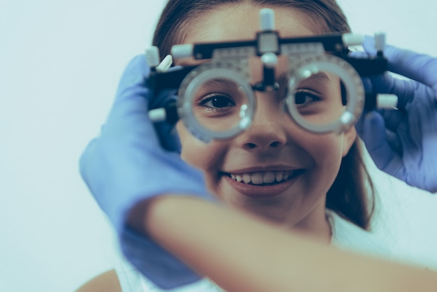 Kleines Mädchen-Patient an der optischen Prüfung in der Klinik