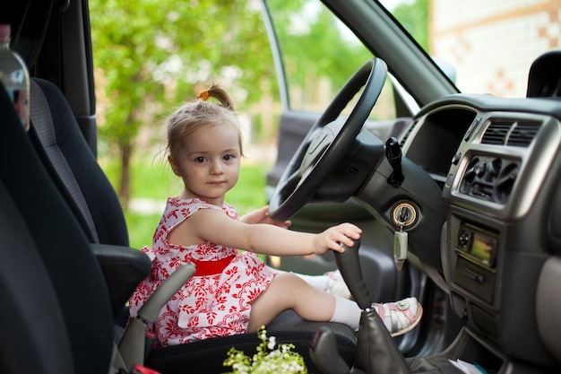 Kleines Mädchen sitzt im Auto