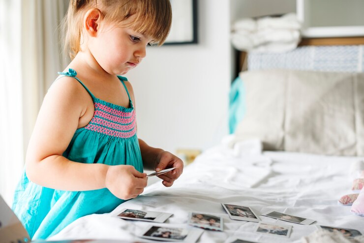 Foto kleines mädchen spielen