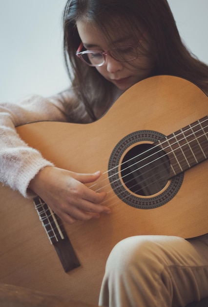 Kleines Mädchen spielt Gitarre