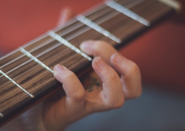 Kleines Mädchen spielt Gitarre