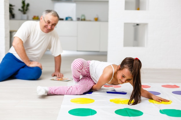 kleines Mädchen spielt im Kinderzimmer