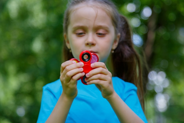 Kleines Mädchen spielt mit zwei Spinnern