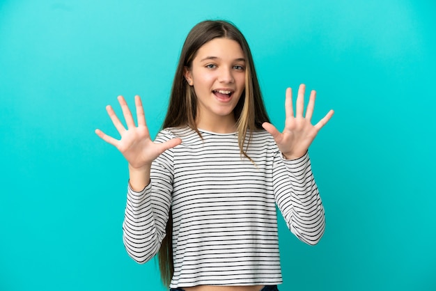 Kleines Mädchen über isoliertem blauem Hintergrund, das mit den Fingern zehn zählt