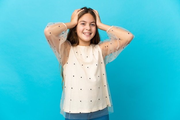 Kleines Mädchen über isoliertem blauem Hintergrund lachen