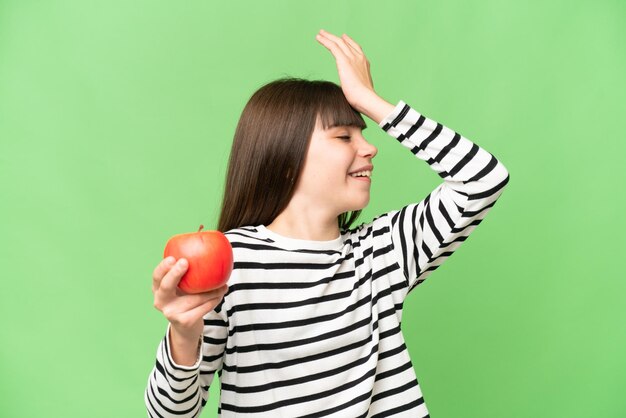 Kleines Mädchen über isoliertem Hintergrund