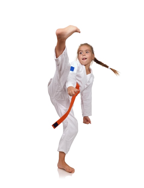 Foto kleines mädchen übt karate