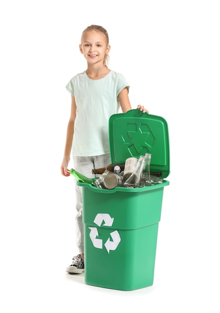 Kleines Mädchen und Behälter mit Müll auf Weiß