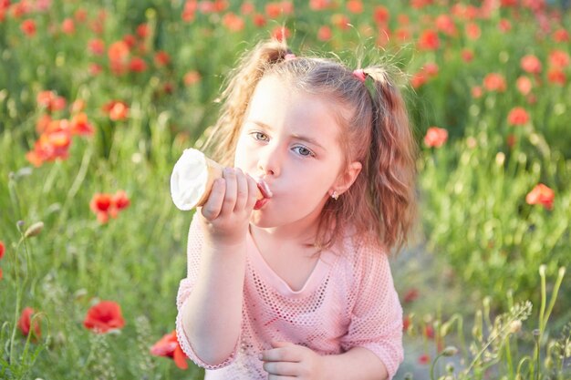 Foto kleines mädchen und eis