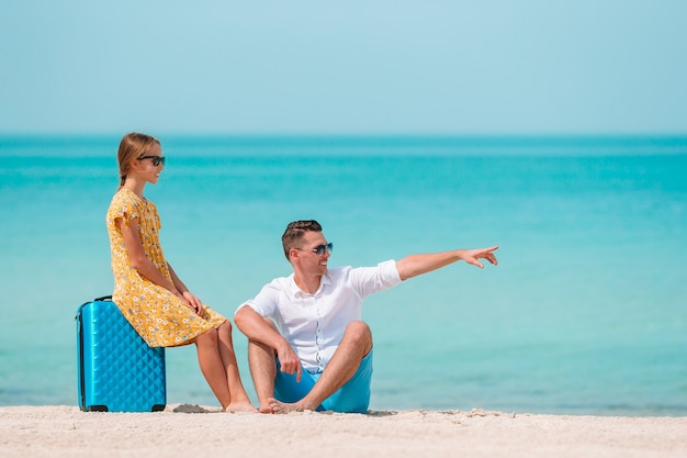 Kleines Mädchen und glücklicher Vater, die Spaß während des Strandurlaubs haben