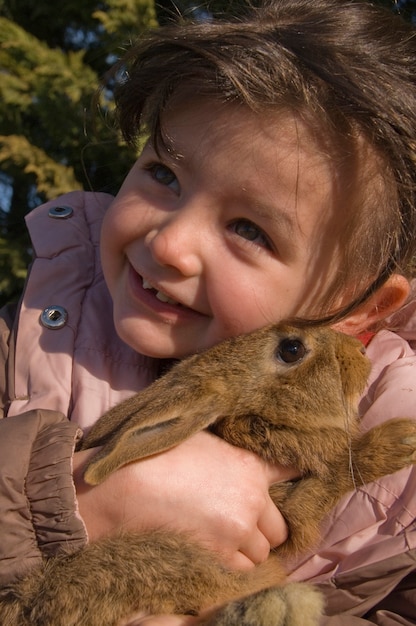 Kleines Mädchen und Hase