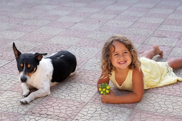 Kleines Mädchen und Hund