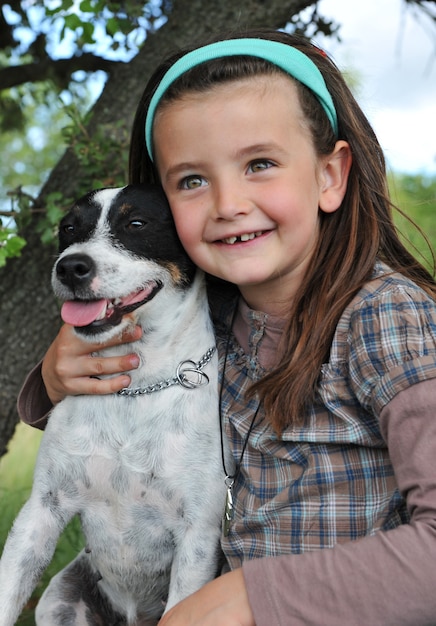 Kleines Mädchen und Hund