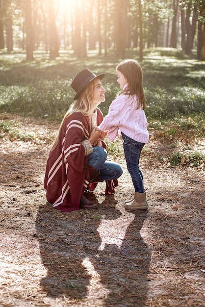 Kleines Mädchen und ihre Mutter im Herbstpark