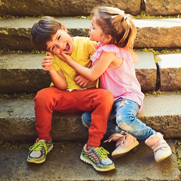 Kleines Mädchen und Junge auf der Treppe Beziehungen Kindheit erste Liebe Paar kleine Kinder Junge und Mädchen Sommerferien und Urlaub beste Freunde Freundschaft und Familie Werte Lass mich dich küssen