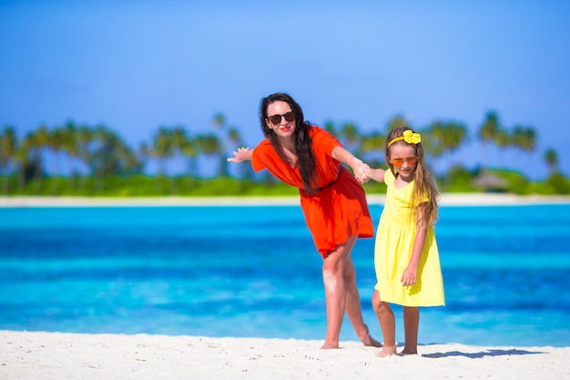 Kleines Mädchen und junge Mutter während der Strandferien