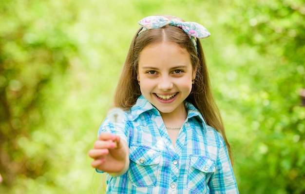 Kleines Mädchen und mit Taraxacum Blume Löwenzahn Frühlingsferien Frauentag Natürliche Schönheit Glück der Kindheit glückliches Kind halten Blowball Sommerferien Rancho und Land glückliches kleines Mädchen