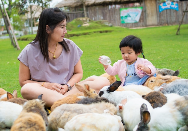 kleines Mädchen und Mutter mit Hase