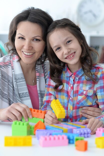 Kleines Mädchen und Mutter spielen