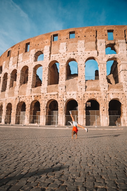 Kleines Mädchen vor colosseum in Rom, Italien